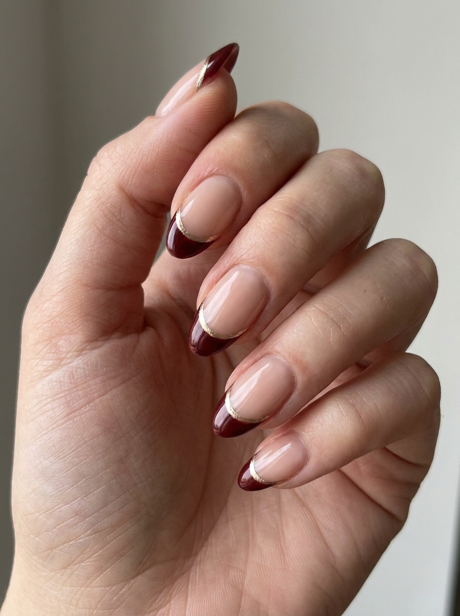 Oxblood Gold French als Oxblood Nails Inspiration 2026